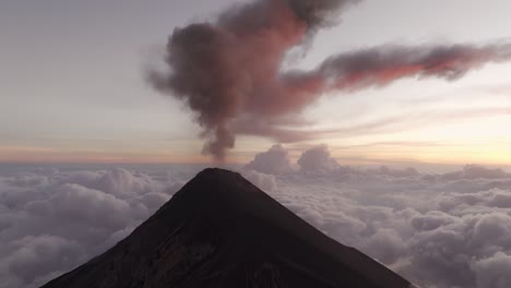 Aktiver-Vulkan-Fuego-In-Guatemala-Bei-Sonnenuntergang,-Umgeben-Von-Verträumten-Wolken