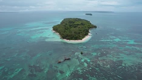 Luftaufnahme-Von-Zapatilla-Cay-In-Bocas-Del-Toro,-Panama_4k