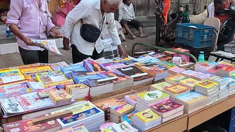 Ein-Ladenbesitzer-An-Der-Straße-Verkauft-Bücher-Und-Kalender-In-Der-Landessprache