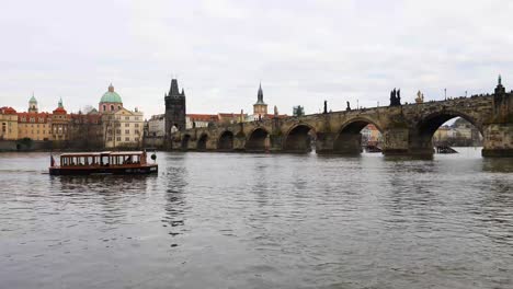 Malá-Strana-Bridge-Tower-and-Charles_Bridge-over-Vltava-river-in-Prague,-Czech-Republic