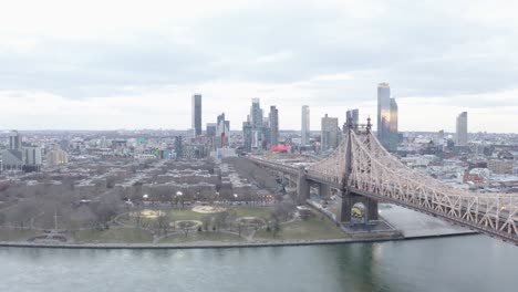 Filmische-4K-Luftumlaufbahn-Der-Queensboro-Bridge,-New-York,-East-River-Und-Hudson