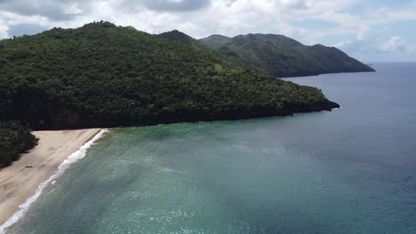 Malerischer-Strand-Playa-El-Valle-Auf-Der-üppigen-Halbinsel-Samaná-In-Der-Dominikanischen-Republik