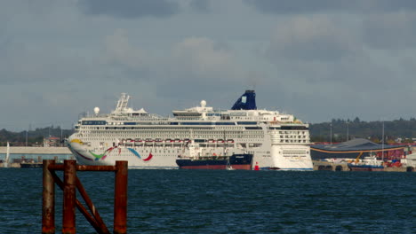 Una-Foto-De-Un-Solo-Crucero-Amarrado-En-La-Terminal-De-Cruceros-De-Southampton-Repostando-Combustible