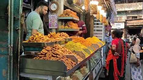 Alter-Laden-Auf-Dem-Straßenmarkt,-In-Dem-Frisch-Zubereitete-Indische-Traditionelle-Farsan-Und-Namkeen-Verkauft-Werden
