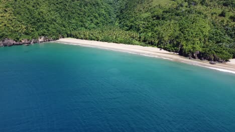 Luftaufnahme-Des-Abgelegenen-Strandes-El-Valle-Auf-Der-Dicht-Bewachsenen-Halbinsel-Samaná-In-Der-Dominikanischen-Republik