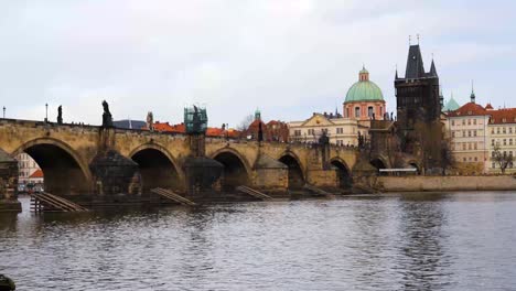 Charles-Bridge-over-Vltava-river-and-Old-Town-Bridge-Tower-in-Prague,-Czech-Republic