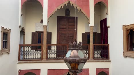 Arquitectura-Interior-Tradicional-De-Un-Riad-Marroquí-Con-Luz-De-La-Mañana