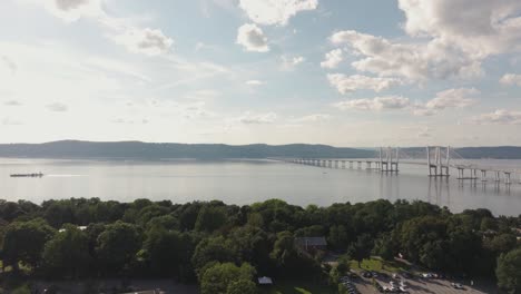 Filmische-4K-Luftaufnahme-Der-New-Yorker-Tappan-Zee-Brücke-Und-Des-Blauen-Himmels-Von-Cuomo