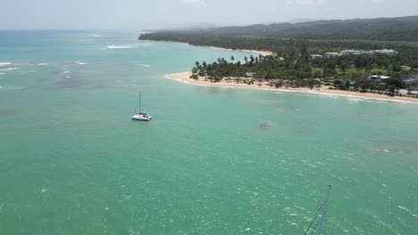 Luxuriöse-Katamarane-Im-Türkisfarbenen-Wasser-Am-Punta-Popy-Beach-In-Las-Terrenas-Auf-Der-Karibikinsel-Dominikanische-Republik