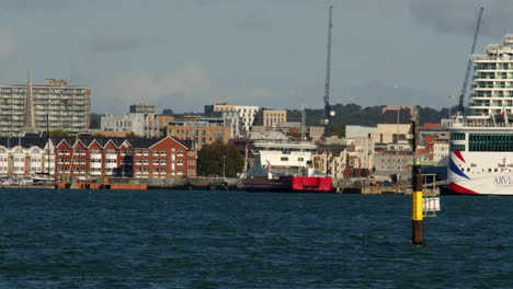 shot-of-the-Southampton-skyline-with-the-Isle-of-Wight-ferry-and-a-cruise-ship-on-edge-of-frame