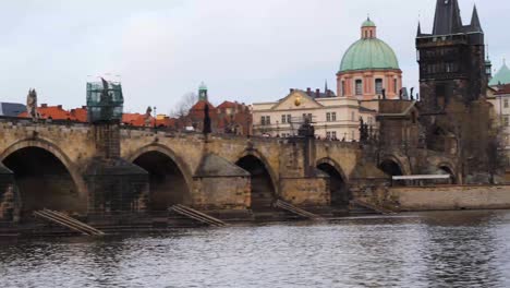 Famous-Charles-Bridge-over-Vltava-river-in-Prague,-Czech-Republic