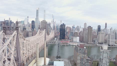 Filmische-4K-Luftumlaufbahn-Der-Queensboro-Bridge,-New-York,-East-River