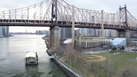 Filmische-4K-Luftumlaufbahn-Der-Queensboro-Bridge,-New-York,-East-River