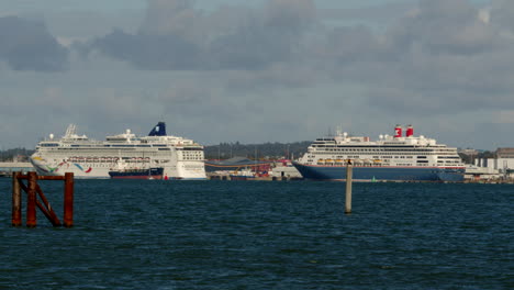 Dos-Cruceros-En-La-Terminal-De-Cruceros-De-Southampton.