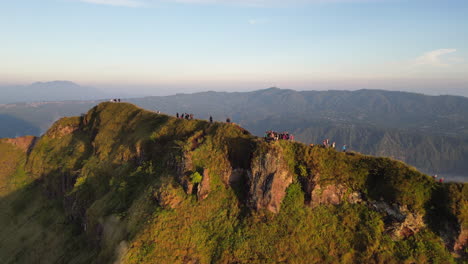 Wanderer-Bewegen-Sich-Bei-Sonnenaufgang-Entlang-Der-Gratlinie-Des-Mount-Batur-Auf-Bali,-Indonesien