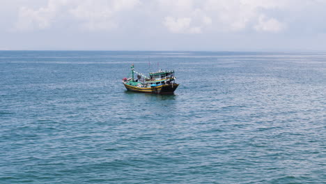 Barco-Pescador-Vietnamita-En-Mar-Abierto,-Vista-Aérea.