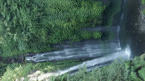 Hochformat:-Sekumpul-Wasserfall-Fließt-Die-Dschungelklippe-Auf-Bali-Hinunter