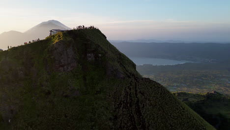 Pico-Del-Cráter-Del-Monte-Batur-Con-El-Monte-Agung-Reveal-Bali-Indonesia