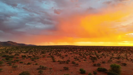 Luftschwenk-Der-Wolkenlandschaft-In-Der-Trockenen-Kalahari-Landschaft-Während-Der-Goldenen-Stunde-Des-Sonnenuntergangs