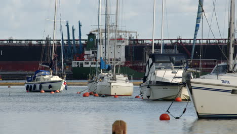 Segelboot-Vor-Anker-Im-Ashlett-Sailing-Club-Wave-Tanker-Im-Hintergrund-Am-Ashlett-Creek-Im-Solent,-Southampton