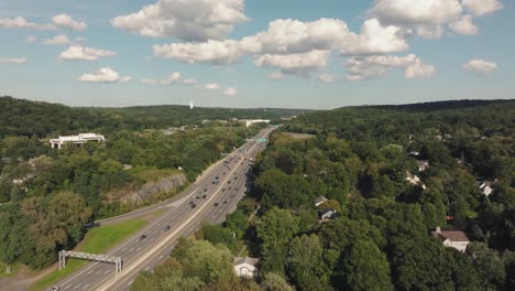 Filmische-4K-Luftaufnahme-Des-Sommerblauen-Himmels-Auf-Der-Amerikanischen-Autobahn
