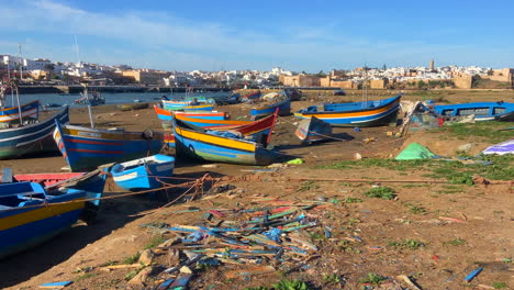 Malerische-Szene-Mit-Booten,-Die-Im-Sand-An-Den-Ufern-Der-Bucht-Von-Rabat-Vertäut-Sind