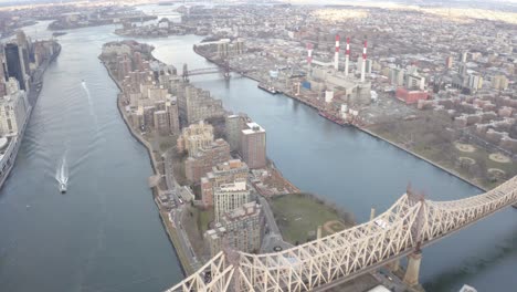 Filmische-4K-Luftaufnahme-Von-Roosevelt-Island-Vom-East-River-New-York-Aus