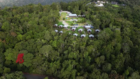 El-Campamento-De-O&#39;reilly-Se-Encuentra-Entre-La-Prístina-Selva-Tropical-Del-Parque-Nacional-Lamington,-Declarado-Patrimonio-De-La-Humanidad-Por-La-Unesco.