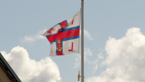 Bandera-De-Rnli-Ondeando-Al-Viento-En-Calshot-Spit,-El-Solent,-Southampton