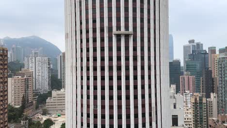 Plataforma-De-Limpieza-De-Cristales-Descendiendo-Sobre-El-Rascacielos-Hopewell-Center-De-Hong-Kong