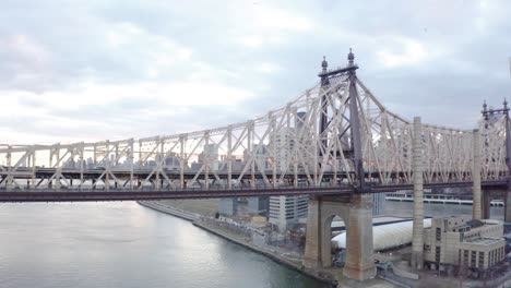 Filmischer-4K-Luftgleitflug-Von-Der-Queensboro-Bridge,-New-York