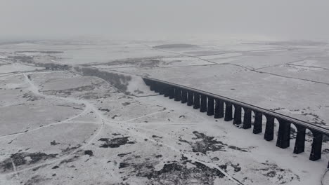 Luftdrohnenaufnahme-Des-Ribblehead-Viadukts-An-Einem-Verschneiten-Tag-Mit-Nebel-In-Yorkshire-Dales,-Großbritannien