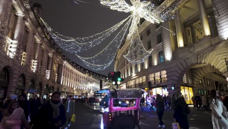 Spirit-Of-Christmas-Angel-Lights-Werden-In-Der-Regents-Street-In-London-Ausgestellt,-Darunter-Gehen-Menschen