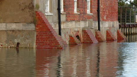 Inundaciones-Por-Marea-Alta-En-El-Molino-De-Agua-Ashlett-Creek-En-Solent,-Southampton