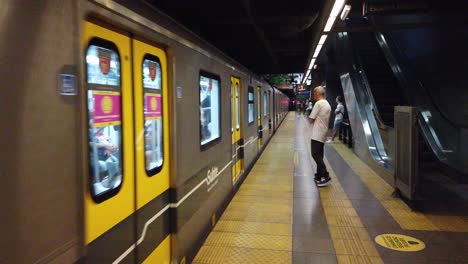 Subway-Train-Arrives-to-Buenos-Aires-City-Argentina-Station-while-People-Waiting
