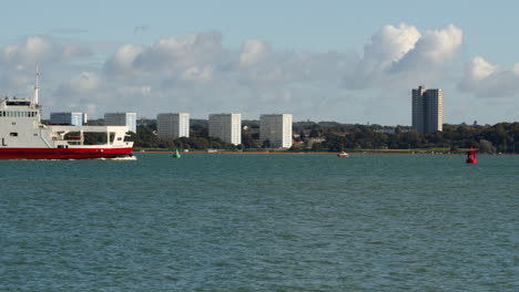 Isle-Of-Wight-Red-Funnel-Ferry-Fährt-Durch-Den-Rahmen-Am-Solent-Southampton-Mit-Weston-Im-Hintergrund