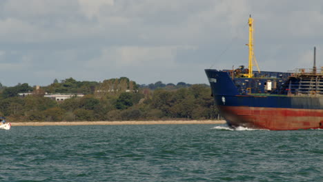 Mittlere-Aufnahme-Eines-Frachttankers,-Der-Den-Solent-Hinauf-Zu-Den-Docks-Von-Southampton-Fährt