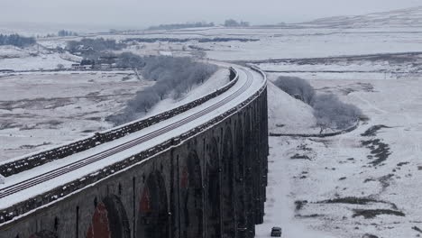 Pullback-Etabliert-Luftdrohnenaufnahme-Des-Verschneiten-Ribblehead-Viadukts-Im-Winter-In-Yorkshire-Dales,-Großbritannien