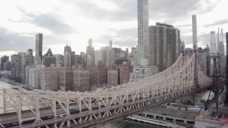 Filmischer-4K-Luftgleitflug-Von-Der-Queensboro-Bridge,-New-York