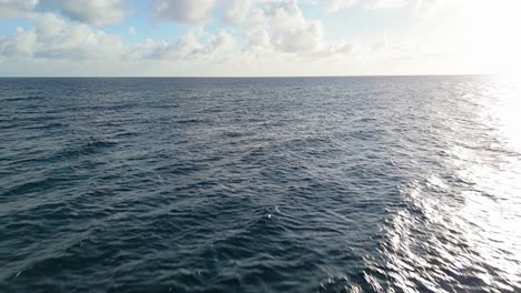 Glitzerndes-Licht-Geht-über-Wellen-Im-Tiefblauen-Karibischen-Meer,-Wasserhintergrund