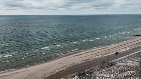 Rotierend-über-Den-Stürmischen-Gewässern-Des-Lake-Michigan,-Winter-2023