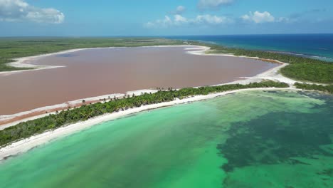 Luftaufnahme-Der-Laguna-Rosada-Auf-Der-Malerischen-Insel-Saona-In-Der-Dominikanischen-Republik