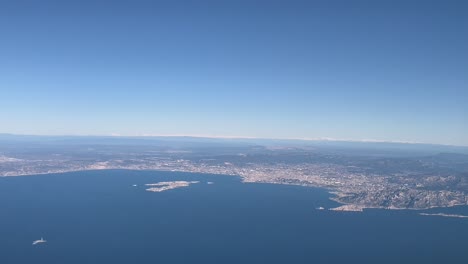 Vista-Aérea-De-La-Ciudad-De-Marsella,-Francia,-Tomada-Desde-La-Cabina-De-Un-Avión-Durante-La-Aproximación-Al-Aeropuerto.