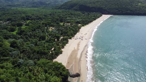 Luftaufnahme-Des-Malerischen-Strandes-El-Valle-Auf-Der-Grünen-Halbinsel-Samaná-In-Der-Dominikanischen-Republik