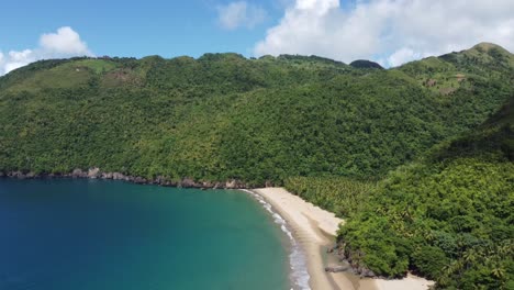 Flug-über-Den-Malerischen-Strand-El-Valle-Auf-Der-üppigen-Halbinsel-Samaná-In-Der-Dominikanischen-Republik