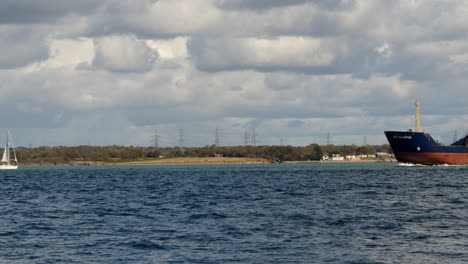 Totale-Aufnahme-Eines-Frachttankers,-Der-Den-Solent-Hinauf-Zu-Den-Docks-Von-Southampton-Fährt