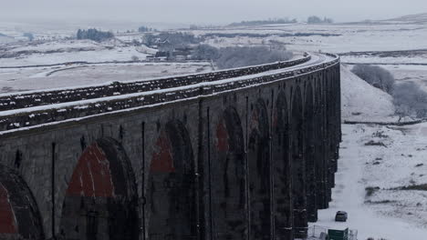 Aufsteigende-Luftdrohnenaufnahme-Des-Verschneiten-Ribblehead-Viadukts-In-Yorkshire-Dales,-Großbritannien