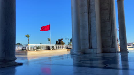 Marokkanische-Flagge-Weht-über-Dem-Mausoleum-Von-Mohammed-V.-In-Rabat