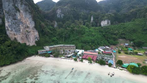 Beachfront-hotels-and-boats-bay-of-Phi-Phi-island,-Thailand