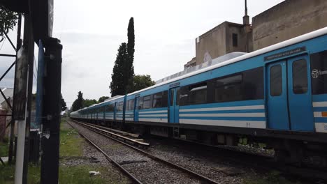 Ein-Zug-Fährt-Am-Sonntag-Durch-Die-Faustino-Sarmiento-Eisenbahn-In-Buenos-Aires,-Argentinien